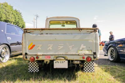 スズキ スズライトキャリイ：昭和感あふれるフォントで記した「スズライト」のロゴプレートが貼ってある