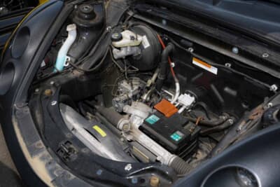 スマート ロードスター：フロントのラゲッジ下にはバッテリーなどがマウントされている。リアエンジンなので重量の前後バランスを少しでも補正するためか