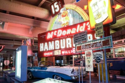 広大な館内には、アメリカの自動車文化を知るうえでも楽しいディスプレイが多数展示されている
