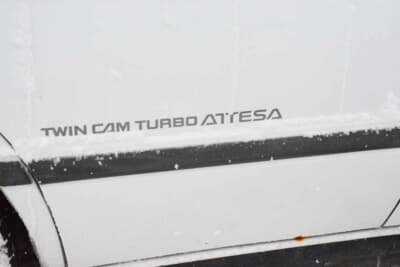 日産 ブルーバード SSS-R：サイドボディのモールに配された「TWIN CAM TURBO ATTESA」のロゴ