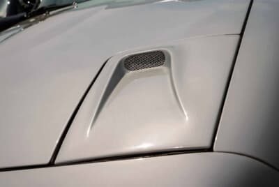 マツダ「ミアータ」：リトラクタブルヘッドライトのカバーに埋め込んだダクトは、剥き出し型エアクリーナーに外のフレッシュな空気を導くことが目的だ