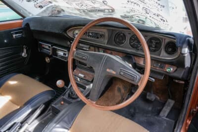 日産 バイオレットバン：オリジナル状態がキープされたインパネ。ウッド調パネルと曲線のデザインが優雅な雰囲気を演出する