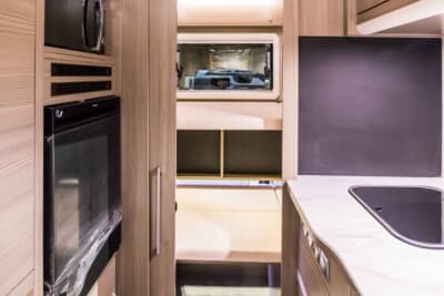 VANTECH ASTRARE TRIAS 480：エントランスから後方を望む。左手には電子レンジなどをビルトインしたキッチンスペースが広がる