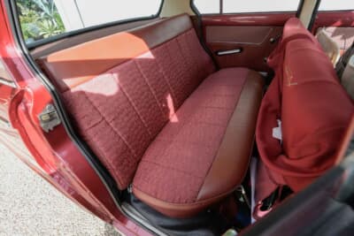 日野 コンテッサ 1300 デラックス：ドア内張りとは逆に、ファブリック生地を基本にビニールのアクセントが入ったデザインのリアシート