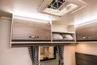 SWIFT スプライト アルパイン4：ベッド上部にも収納棚を完備。長期の旅でも荷物の置き場に困らない設計だ