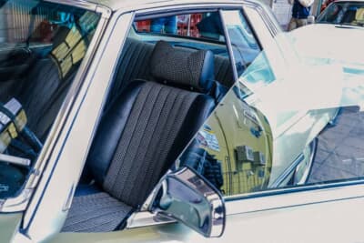 メルセデス・ベンツ 450SLC：シートも内貼りと同様に格子柄のデザインが採用されている。スプリングを使ったクッション性能も70年代ならではの感触だ