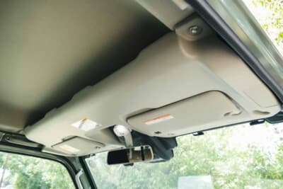 スズキ スーパーキャリイ Xリミテッド：全高1885mm（キャリイ比＋120mm）のハイルーフ仕様が生む頭上のゆとり。オーバーヘッドシェルフも備わる