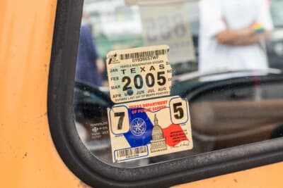 シボレー LUV：三角窓と、2005年までテキサス州を走り回っていたことを示す当時の登録ステッカー