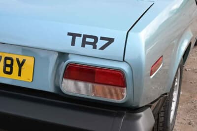 7313ポンド（邦貨換算約157万円）で落札されたトライアンフ「TR7 コンバーチブル」（C）Iconicauctioneers