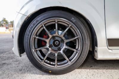 スズキ HA36アルトワークス：全クラスでハイグリップタイヤが履ける東北660ターボGP。泉さんはポテンザRE-71RSを愛用しており、サイズは前後165/55-15だ