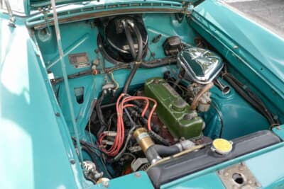 AMC メトロポリタンのエンジンルーム。イギリスのBMC（オースチン A40）のエンジンとシャシーを使って製造され、1200ccに始まり1956年には1500ccへと排気量が拡大された