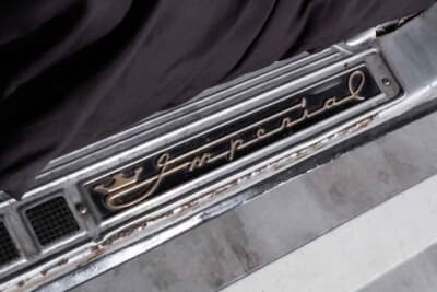 ポインター：サイドシルには、ベース車両であるクライスラー インペリアルのプレートが残されている