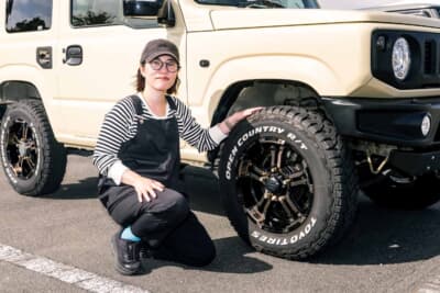 スズキ ジムニー：「オープンカントリーのホワイトレターを履きたいっていうのはありましたね」と語るしょーんさん