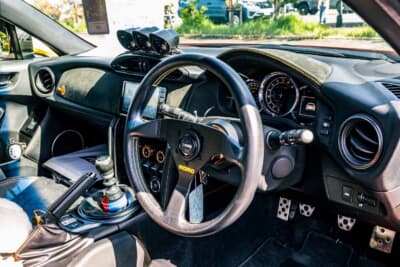 トヨタ 86：ステアリングはモモに変更されている