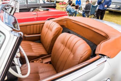 メルセデスベンツ 190SL：オープンモデルならではの開放感と、贅沢なレザーの質感が存分に味わえる