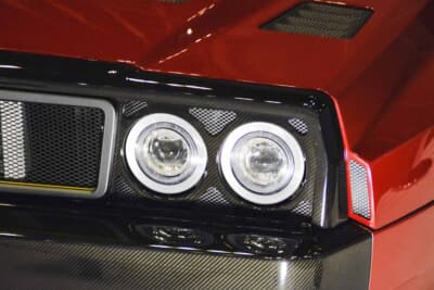 ヘッドライトは間近で見ると現代的な印象になる