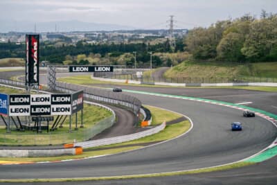 富士スピードウェイの広大なコースを思い思いのペースで楽しむことができる