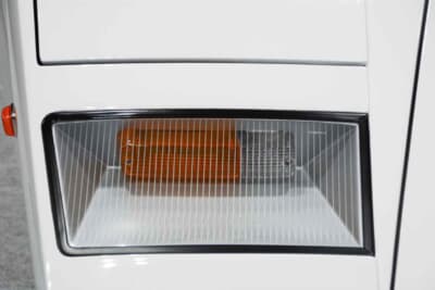 ランボルギーニ カウンタック LP400S：バンパーに備わるレンズ類も美しい状態を保っている