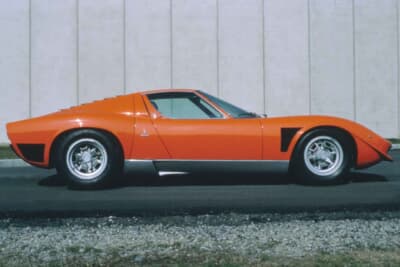 ランボルギーニ ミウラSVJ：パトリック ミムランが所有したオレンジのSVJのサイドビューだ。固定式ヘッドライトなど、イオタのレプリカとしての特徴がよくわかる