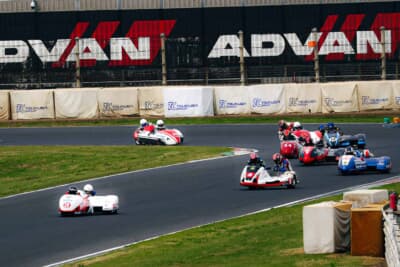 パッセンジャーの動きを注視するのもサイドカーレース観戦の醍醐味だろう。興味を持った人は是非サーキットまで足を運んで欲しい