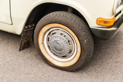 ミツビシ 360バン：ホワイトリボンタイヤとメッキキャップが、当時の空気感を演出する