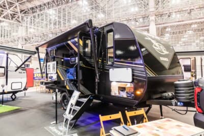 JAYCO 19MBS-BAJA：ボナンザブースで発見したBaJa仕様。巨大な車体が存在感を放つ