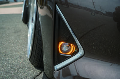 トヨタ アルファード：デイライトとウインカーの切り替え発光が可能なフォグランプも、クリスタルアイの製品。さらにやんやんサンはDIY加工でドア開閉と連動した点滅機能を持たせている 