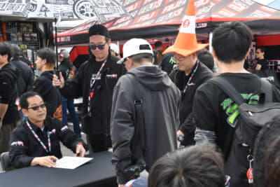 土屋圭市氏の来場ということで、抽選によるサイン会も開催された
