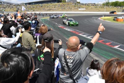 決勝を勝ち進むマシンや選手と記念撮影ができ、準備へ向かうマシンを見送ることもできた。憧れの舞台を間近で体感した子供たちにとって忘れられない時間だ