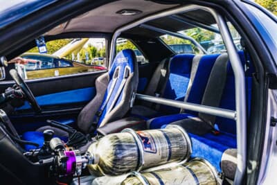 日産 スカイラインGT-R：クスコのロールケージをベースに加工した室内。SparcoシートとNOSタンクが並ぶキャビンは、スタントカー仕様を目指したものだ