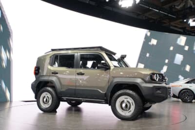 トヨタ ランドクルーザーFJ:DEAN CROSS COUNTRY。ノスタルジックなディッシュデザインが特徴で、外周には細長いホールを設けた。※ホイールマッチングはCG予想図
