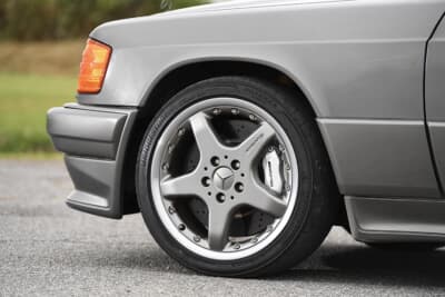 メルセデス・ベンツ 190E：フロントホイールは17×7.5Jサイズ。タイヤは215/40を用いて、フェンダー幅いっぱいのスタイリッシュなフォルムを実現。ブレーキはW203型C55用を流用する