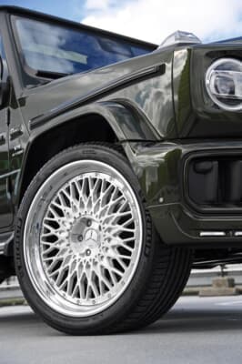 メルセデスAMG G63：足元には大径の23インチホイールが組み合わされている。バネ下重量の増加はハンドルの取られやすさや乗り心地の悪化に直結しやすいが、MCBの装着によってその暴れを封じ込める