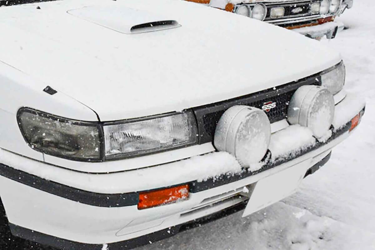 日産 ブルーバード SSS-R：大型フォグランプやロールバー、クロスミッション、ラリー出場を前提とした足まわりの強化、簡素化された装備、ボディストライプなどを備えている