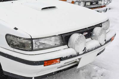 日産 ブルーバード SSS-R：大型フォグランプやロールバー、クロスミッション、ラリー出場を前提とした足まわりの強化、簡素化された装備、ボディストライプなどを備えている