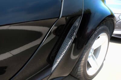 スマート ロードスター：リアフェンダー前方に設けられたシャープなインテークダクト。エンジンへ少しでもフレッシュな外気を送り込むためのアイディアだ