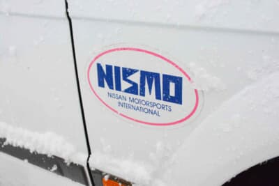 日産 ブルーバード SSS-R：ドアに貼られたNISMOのロゴステッカー