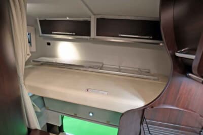 レガードNeo+:車両後方に常設された横置きベッド。サイズは1800×850mmを確保し、大人でも快適に就寝できる