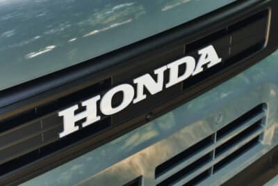 ホンダ N-BOX JOY:白いHONDAエンブレムはブラックグリルとのコントラストで引き締まった印象をもつ