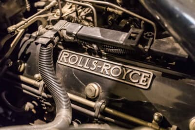 ロールスロイス シルバースパーII：エンジンのヘッドカバーには誇らしげなロゴが刻まれている