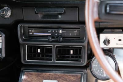 日産 バイオレットバン：エアコンのコンプレッサーはR134a対応品へ交換済み。昨今の猛暑でも寒いくらいに効くそうだ