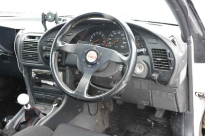 トヨタ セリカ GT-FOUR RC：ドライバーズシートまわり。長年大切に乗り続けられ、ラリーとともに歩んできた空間だ