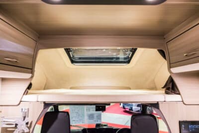 VANTECH ASTRARE TRIAS 480：運転席の上部に設けられたバンクベッド。大人1名が快適に就寝できるスペースが確保されている
