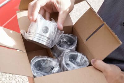 日野 コンテッサ 1300 デラックス：もしものために新品のピストンも入手済み。こうしたパーツ探しも、寺尾さんの楽しみのひとつだという