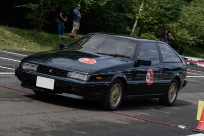 いすゞ ピアッツァ ハンドリングバイロータス：真剣な眼差しでPC競技のスタートを待つ、菅沼さんと加藤さんのペア