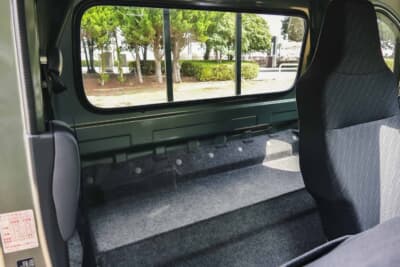 スズキ スーパーキャリイ Xリミテッド：キャビンを後方へ460mm拡大したことで実現した座席後方のシートバックスペース。軽自動車トラッククラスでNo.1の広さを誇る