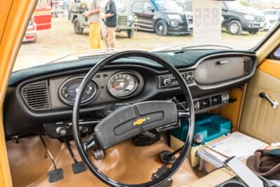 シボレー LUV：左右対称デザインのダッシュボード。いすゞ フローリアンの意匠を踏襲したクラシカルな車内空間