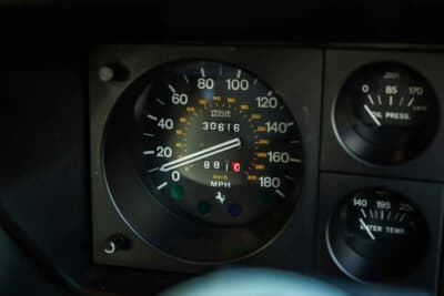 買い手がつかず流札（NOT SOLD）となったフェラーリ「400i」（C）Iconicauctioneers