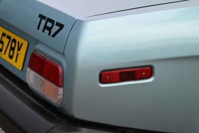 7313ポンド（邦貨換算約157万円）で落札されたトライアンフ「TR7 コンバーチブル」（C）Iconicauctioneers