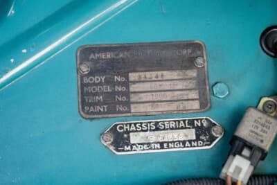 エンジンルームにある2枚のプレート。1枚はAMCのもので、シャシーのシリアルプレートには製造国を示す「メイド・イン・イングランド」が刻まれている